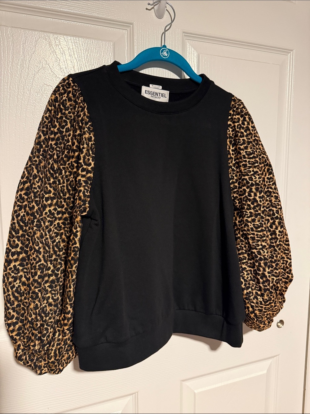 Essentiel Antwerp Crema Black Sweatshirt with Leopard Puff Sleeves - EU 0/ US 2